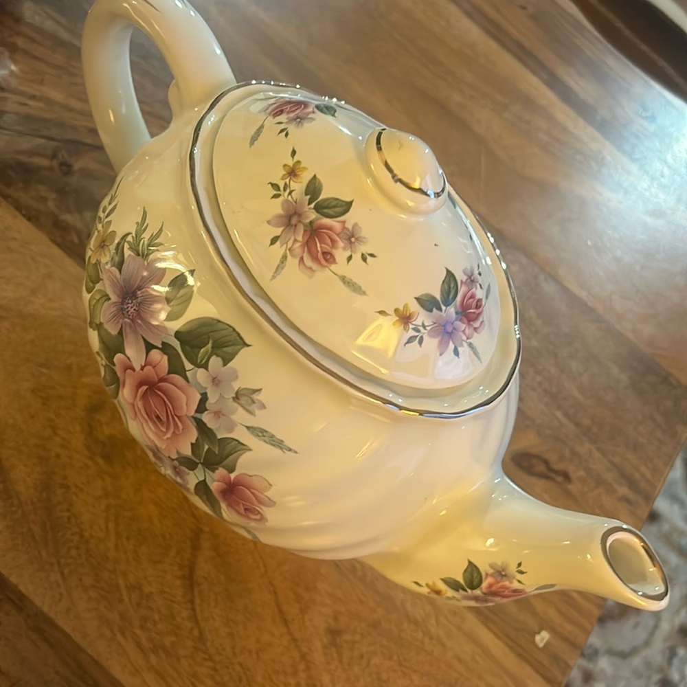 England Royal Caldone Teapot